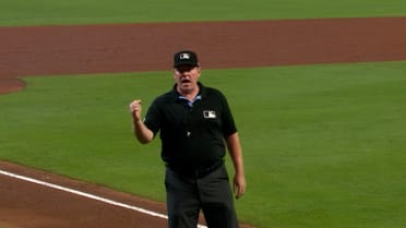 J.T. Realmuto retira a Nick Allen en 2B tras revisión