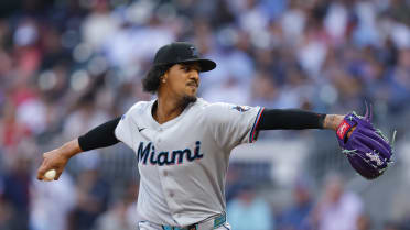 Eury Pérez abanica a Ronald Acuña Jr.