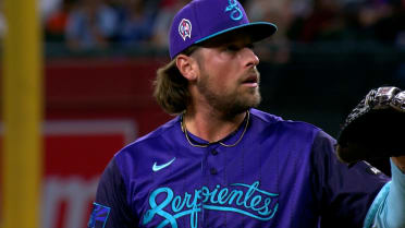 Kevin Ginkel strands bases loaded in 5th
