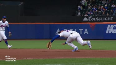Pete Alonso makes the diving stop at first