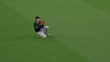 Jake McCarthy atrapa deslizándose