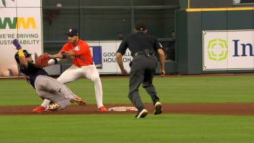 Jeremy Peña starts nifty double play 