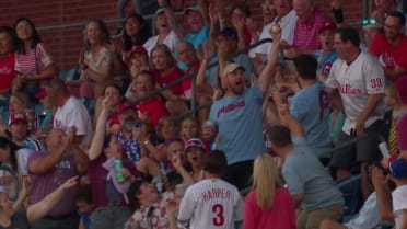 Phillies fan makes barehanded snag