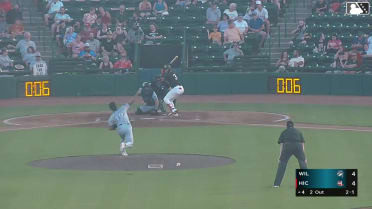 Yolfran Castillo singles on a line drive to center fielder Alexander Frias. Daniel Flames scores. Yolfran Castillo to 2nd.