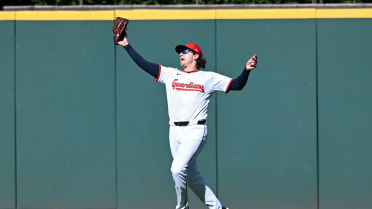 Chase DeLauter la atrapa mientras corre