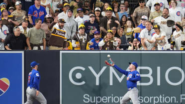 Pete Crow-Armstrong makes tough catch, hits into wall