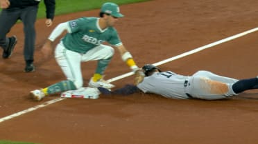 Carlos Narváez nabs Anthony Volpe after review