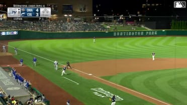 Christian Cairo makes superb catch by dugout railing