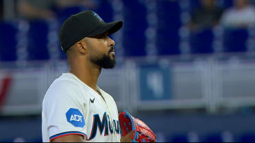 Sandy Alcántara poncha a 7 en un juego en blanco