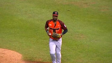 Enny Romero sale de un apuro