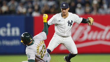 Yankees get forceout after fortunate bounce