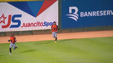 Eddie Rosario captura largo batazo
