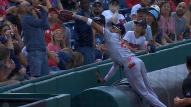 Royce Lewis makes amazing catch after review