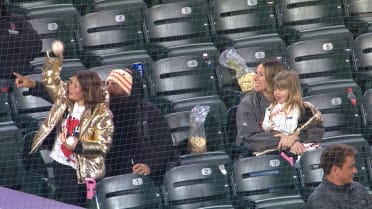 Giants' booth gifts baseballs to young fans