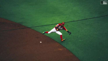 Daily Dash: Arroyo's diving stop, O'Neill's robbery