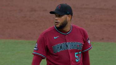 Eduardo Rodríguez poncha a Austin Riley