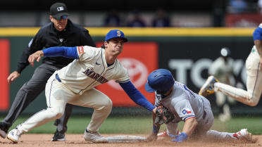 Cal Raleigh nabs Sam Haggerty at second after review