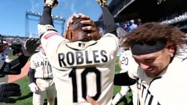 Robles da triunfo a Marineros