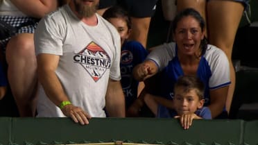 Cubs fan throws back Fernando Tatis Jr.'s homer ball