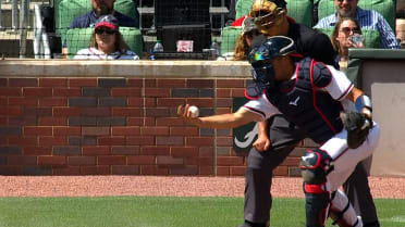 Drake Baldwin makes great foul tip catch