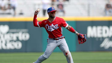 Tiro a mano limpia de Yoán Moncada