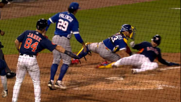 Wilyer Abreu throws out Yainer Diaz at home