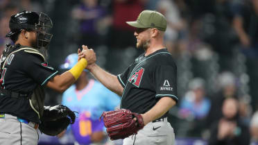 Merrill Kelly ends his complete game