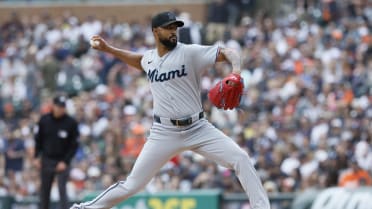 Sandy Alcántara poncha a Gleyber Torres