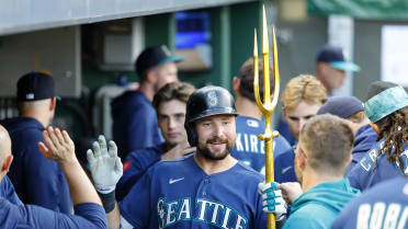 Cal Raleigh's solo home run (8)