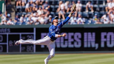 Bobby Witt Jr. salta para hacer una atrapada