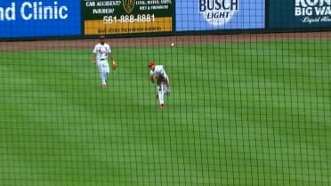 Nathan Church logra out en home para un DP