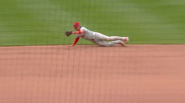 Bryson Stott makes diving catch to end 8th