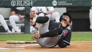 Ildemaro Vargas exits with fractured foot in the 4th