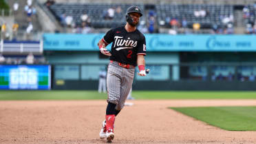 Kody Clemens pega jonrón solitario 