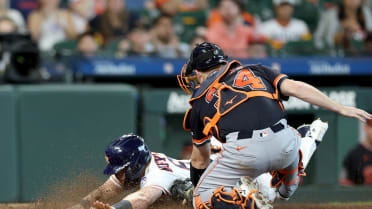 Jake Meyers es out en home tras un desafío