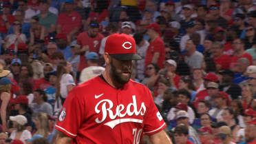 Tejay Antone deja las bases llenas en la 6ta