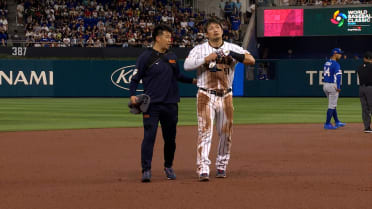 Seiya Suzuki leaves the game with an injury