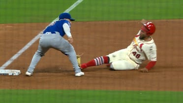 Seiya Suzuki throws out Iván Herrera