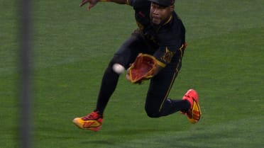 Oneil Cruz's sliding grab