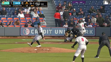 Aron Estrada singles on a fly ball to right fielder Nick Mitchell. Anderson De Los Santos scores.