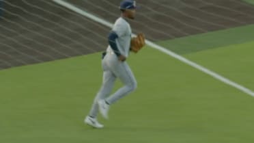 Curtis Washington Jr. se desliza por la pelota