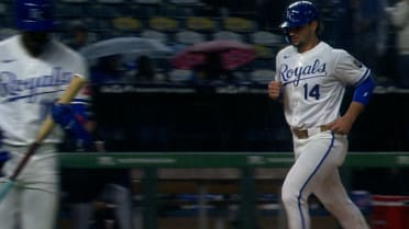 Maikel García recibe cuatro bolas con las bases llenas