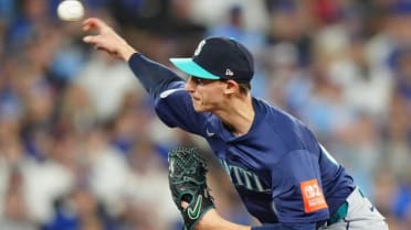 George Kirby fans Alejandro Kirk 