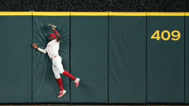 Denzel Clarke salta y captura