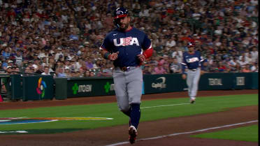 Kyle Schwarber anota en wild pitch