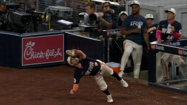 Jake Cronenworth's great catch in foul ground