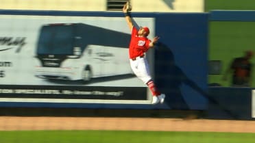 Leandro Pineda's home run robbery