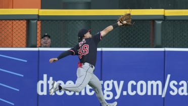 Steven Kwan's outstanding running catch