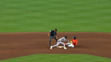 Bellinger throws out Walker at 2nd following a review