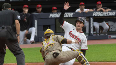 Padres ponen out al corredor en el plato
